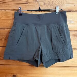 Athleta Trekkie North Short Green Womens Size 2